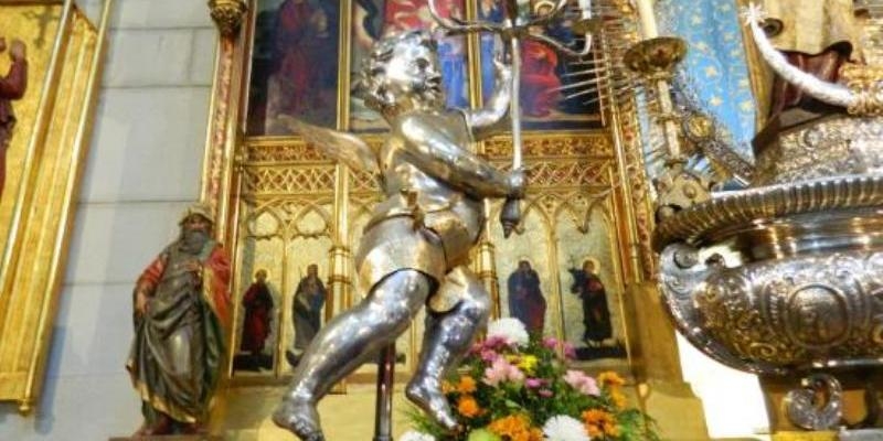 La patrona de Madrid est&aacute; custodiada en su altar por unos &aacute;ngeles turiferarios procedentes de la iglesia de Santa Mar&iacute;a