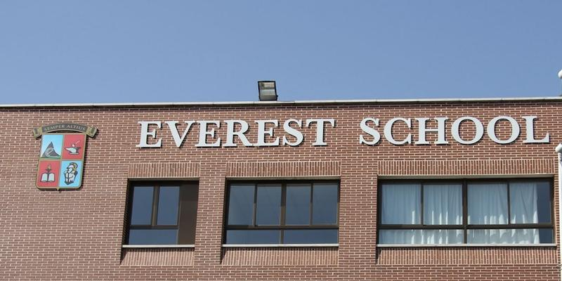Monse&ntilde;or Jes&uacute;s Vidal administra el sacramento de la Confirmaci&oacute;n a alumnas del colegio Everest de Pozuelo