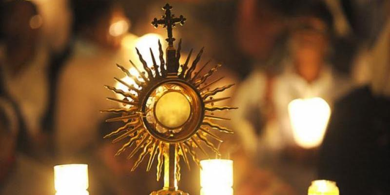 Las Esclavas de Cristo Rey dirigen en Buen Suceso la meditaci&oacute;n de la adoraci&oacute;n eucar&iacute;stica del tercer jueves de mes