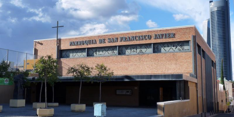 El padre Ángel Camino administra el sacramento de la Confirmación en San Francisco Javier y San Luis Gonzaga