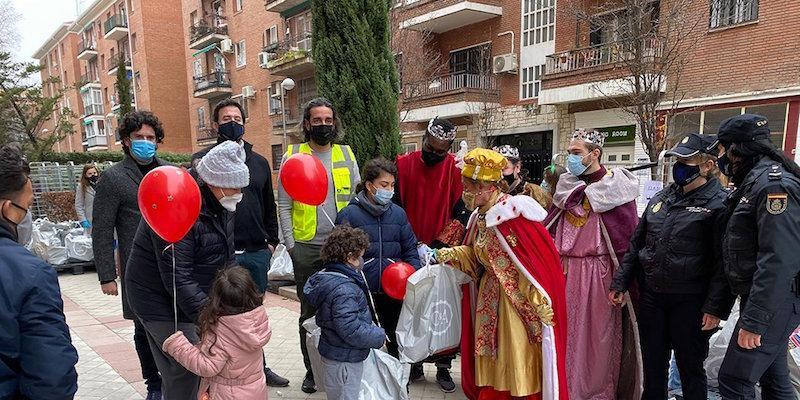 Los Reyes Magos entregan más de 5.000 regalos a niños de familias sin recursos, integrantes de las &#039;colas del hambre&#039;