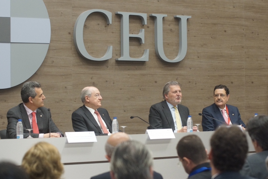 Méndez de Vigo en el CEU: «Europa tiene que dar una respuesta común al desafío migratorio»