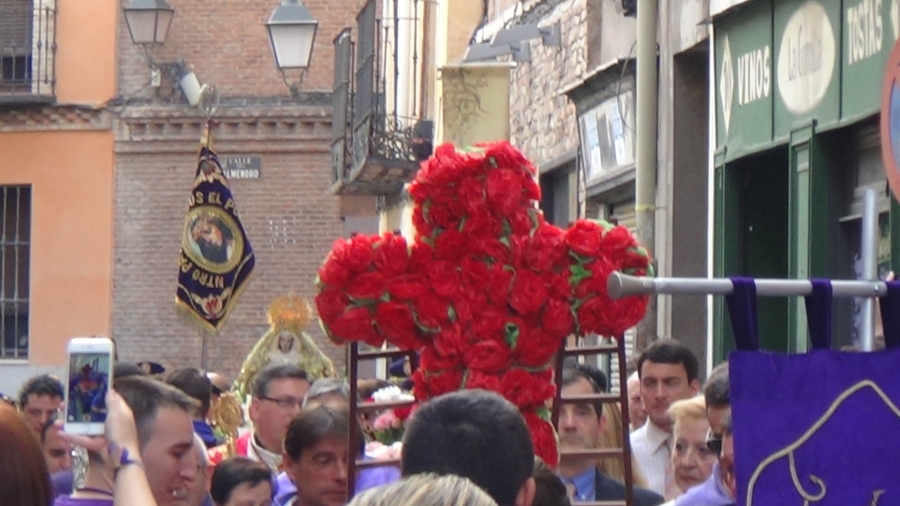 Ni&ntilde;os de la hermandad de Jes&uacute;s 'el Pobre' celebran la Cruz de Mayo