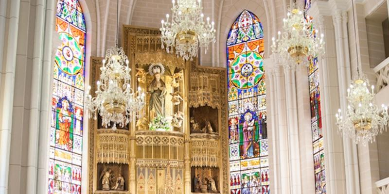 El vicario episcopal de la II administra el sacramento de la Confirmación en la basílica Concepción de Nuestra Señora