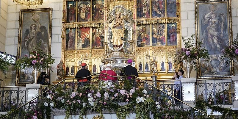 Emoci&oacute;n contenida en la Almudena al ver al Le&oacute;n XIV entregar la Rosa de Oro a la Virgen, &laquo;el m&aacute;ximo signo de cari&ntilde;o que un Papa puede tener con la Virgen&raquo;