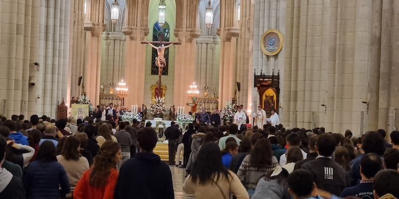 El arzobispo de Madrid a los jóvenes: «Os necesitamos para ayudar a que la iglesia se abrace»