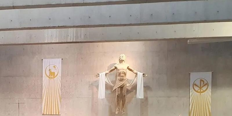 Un grupo de adultos recibe el sacramento de la Confirmaci&oacute;n en Sant&iacute;sima Trinidad de Collado Villalba