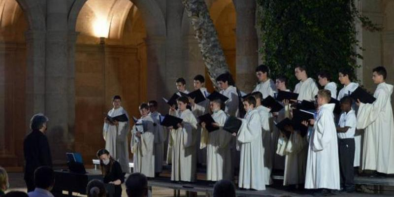 La Escolan&iacute;a del Valle de los Ca&iacute;dos ofrece un concierto en el claustro de la catedral de Almer&iacute;a