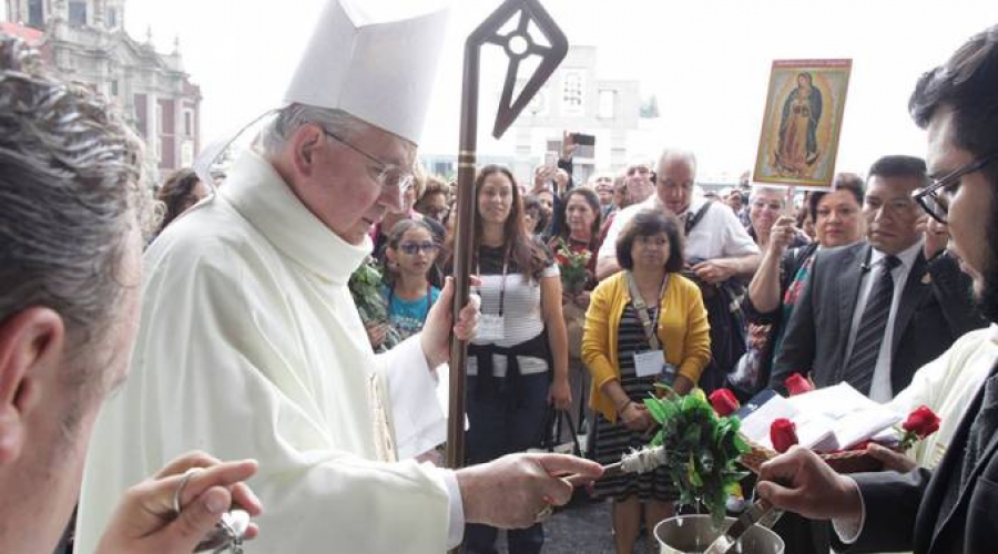 Arzobispo de Los &Aacute;ngeles pide por migrantes en Misa en bas&iacute;lica de Guadalupe en M&eacute;xico