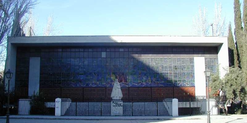 Monse&ntilde;or Jos&eacute; Cobo preside en Nuestra Se&ntilde;ora de los Desamparados y San Lucas un funeral por una v&iacute;ctima de violencia machista