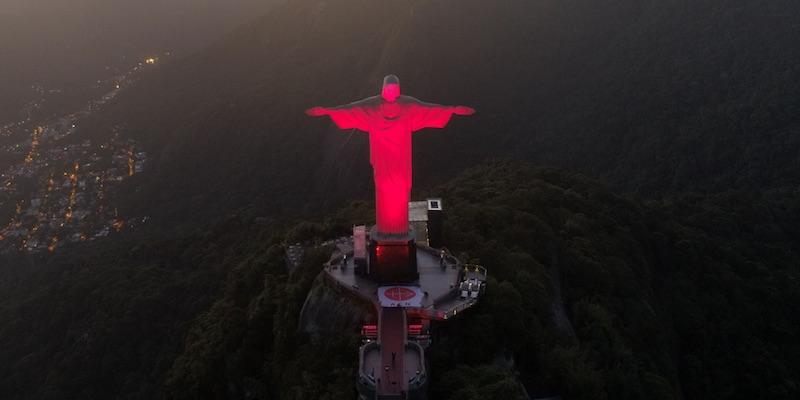 Cristo Redentor de Rio de Janeiro iluminado de rojo por los cristianos perseguidos. (Cr&eacute;ditos: Today Solu&ccedil;&otilde;es)