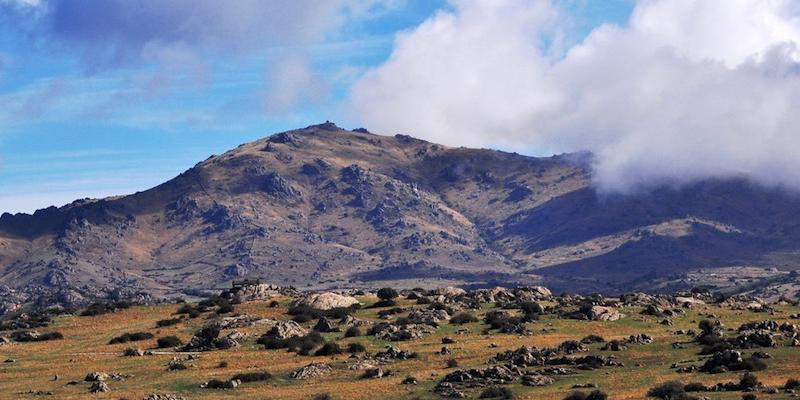 Santa Teresa de Jesús de Tres Cantos peregrina al cerro de San Pedro para instalar un belén