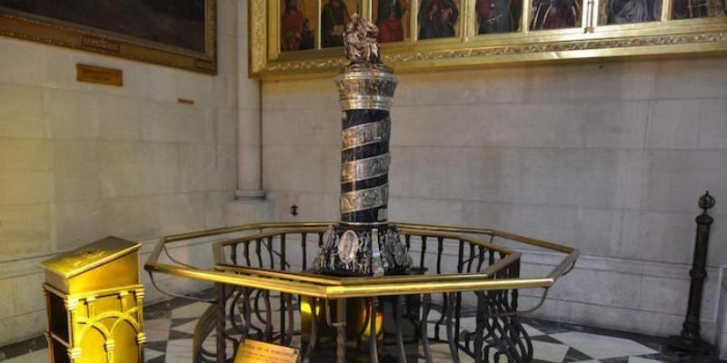 La catedral exhibe la Estela de la Almudena donada por la Fundaci&oacute;n Villa y Corte de Madrid