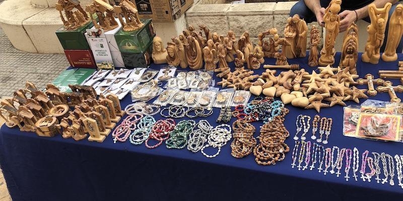 Mar&iacute;a Madre del Amor Hermoso y San Gabriel Arc&aacute;ngel ponen a la venta artesan&iacute;a religiosa a beneficio de los cristianos de Tierra Santa