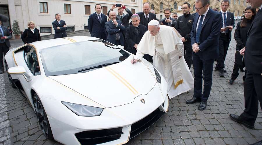 Lamborghini dona uno de sus deportivos al Papa Francisco para financiar proyectos sociales