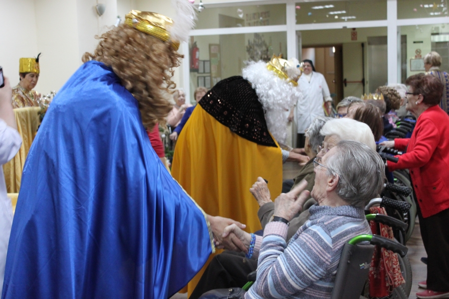 Los Reyes Magos llegan a la residencia de personas mayores Fundaci&oacute;n Santa Luc&iacute;a de C&aacute;ritas Madrid