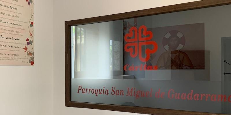 Monse&ntilde;or Jes&uacute;s Vidal bendice e inaugura el centro de C&aacute;ritas de San Miguel Arc&aacute;ngel de Guadarrama