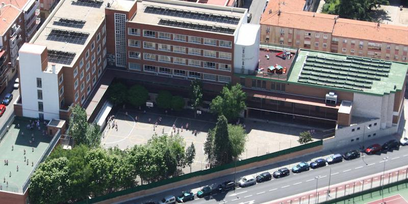 José Luis Díaz Lorenzo administra el sacramento de la Confirmación en el colegio Corazón de María de Ciudad Lineal