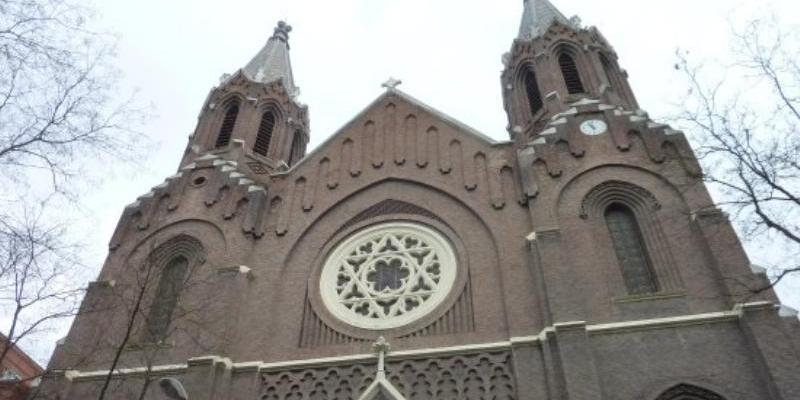 Los miembros de la vida consagrada del arciprestazgo Santa Teresa y Santa Isabel se re&uacute;nen en la bas&iacute;lica de la Milagrosa