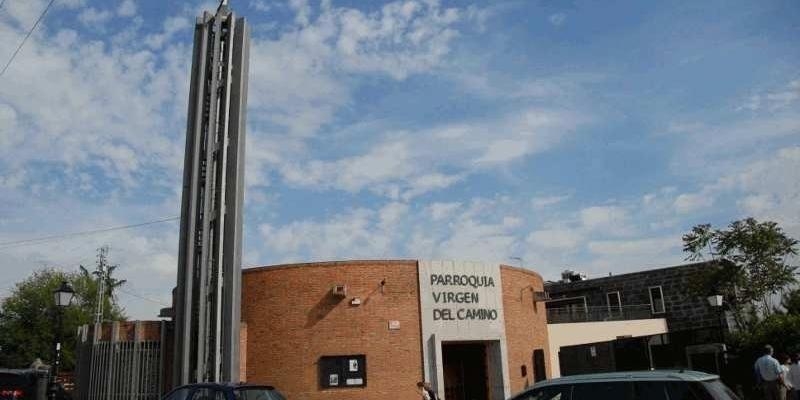 Monse&ntilde;or Santos Montoya presenta al p&aacute;rroco de Virgen del Camino de Collado Villalba