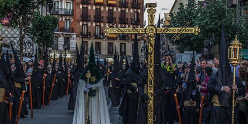 María José Fernández Sordo dirige una charla sobre el fervor de la Semana Santa en Madrid en María Inmaculada y Santa Vicenta