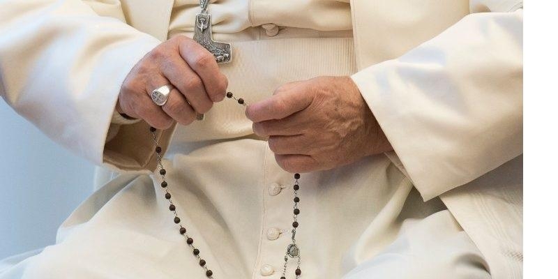 El Papa invita a los fieles a redescubrir la belleza del rosario en este mes de mayo