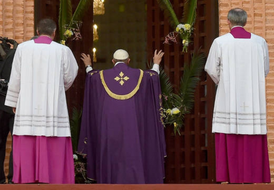El Santo Padre abre la Puerta Santa en la catedral de Bangui