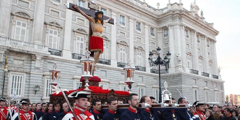 El Cristo de los Alabarderos procesiona el Viernes Santo en un año especial en el que se encontrará por primera vez con su Madre