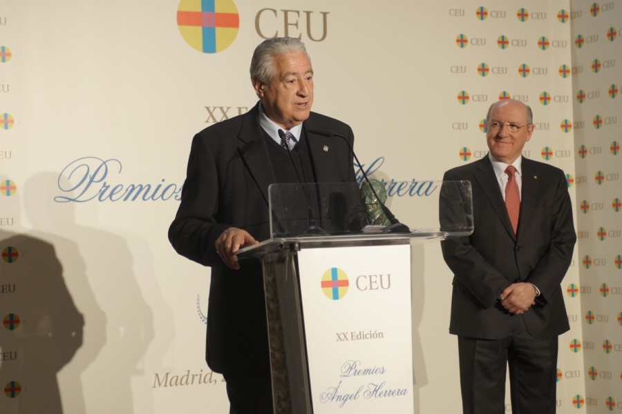El CEU reconoce la labor de C&aacute;ritas y Auara en los Premios &Aacute;ngel Herrera