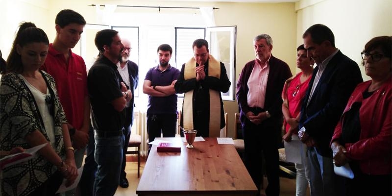 Monseñor Jesús Vidal bendice la nueva casa de acogida familiar de San Leopoldo
