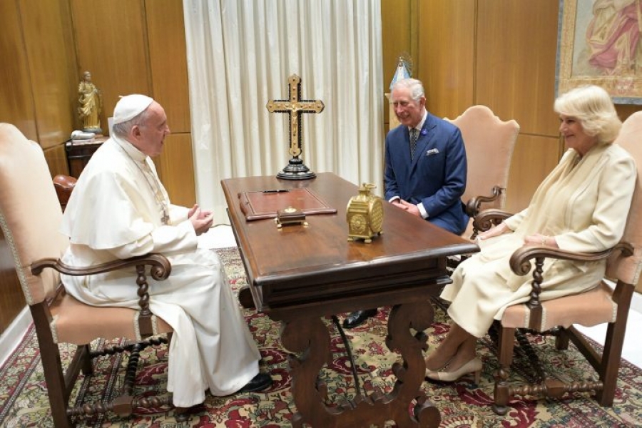 El Papa concede audiencia privada al pr&iacute;ncipe Carlos y su consorte Camilla