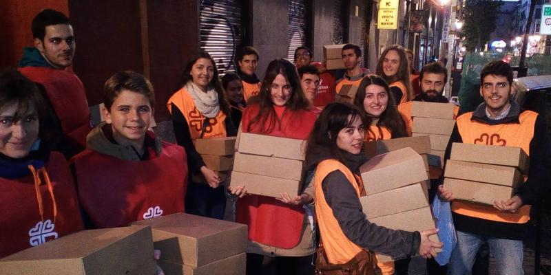 Nochebuena solidaria: más de 500 jóvenes de Madrid reparten cenas a personas sin hogar con el proyecto “Nadie sin Cenar”