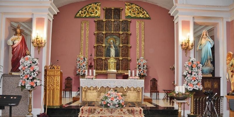 El padre Ángel Camino celebra una Eucaristía en San Rafael Arcángel de Peñagrande