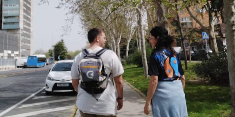 &Aacute;lex y Karina, educadores en C&aacute;ritas Vicar&iacute;a V que &lsquo;salen al encuentro de los j&oacute;venes&rsquo; del barrio de Lavapi&eacute;s: &laquo;Escucharles y crear un v&iacute;nculo con ellos&raquo;