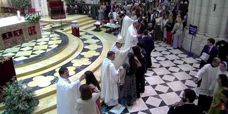 José Antonio Álvarez, obispo auxiliar de Madrid, en las confirmaciones de Pastoral Universitaria: «Jesucristo está vivo y cuenta con vosotros»