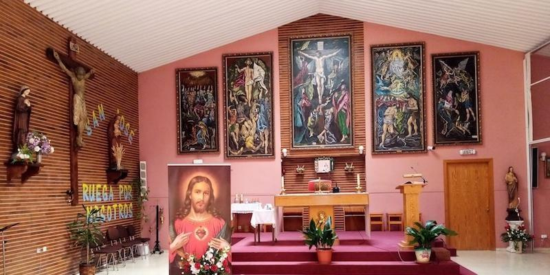 Un grupo de adultos recibe el sacramento de la Confirmación en Nuestra Señora de los Álamos
