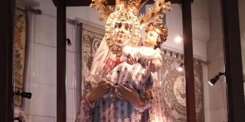 La Virgen de la Almudena del Museo Catedral luce el manto de la Reina María Luisa de Parma