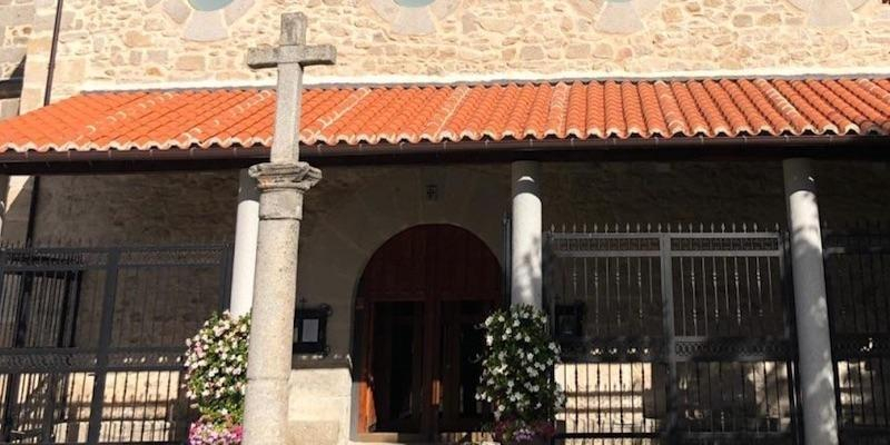 Monse&ntilde;or Mart&iacute;nez Camino administra el sacramento de la Confirmaci&oacute;n en Natividad de Nuestra Se&ntilde;ora de Navacerrada