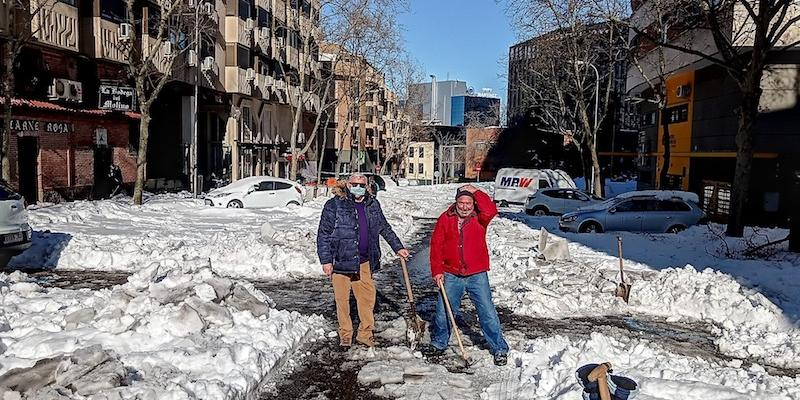 En la imagen, ayudando al párroco a despejar la zona en la pasada tormenta Filomena.