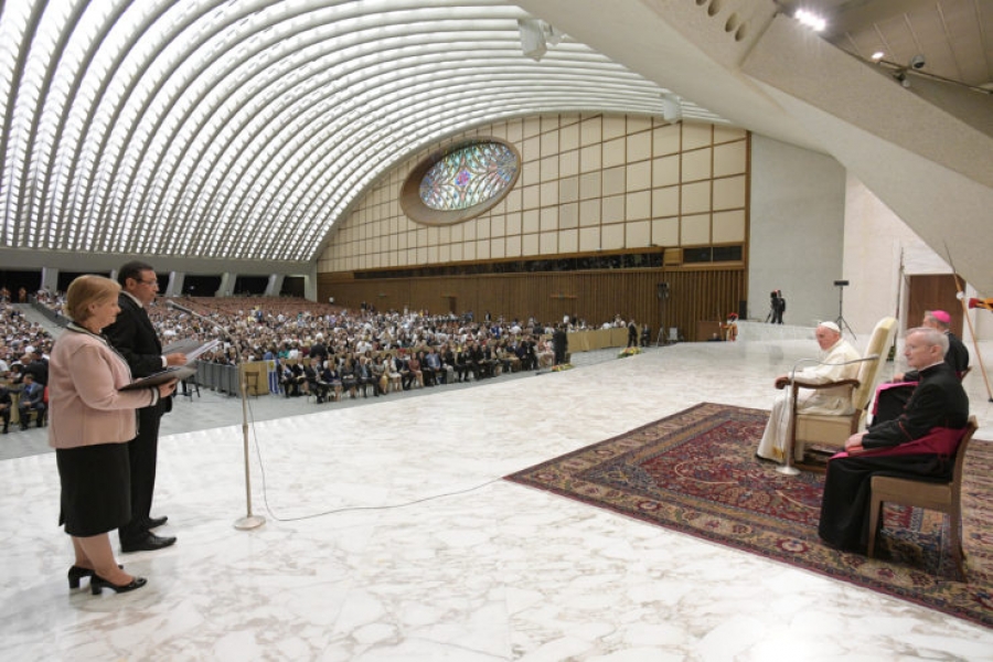 El Papa bromea con joven brasile&ntilde;o: &iquest;Qui&eacute;n es mejor, Pel&eacute; o Maradona?