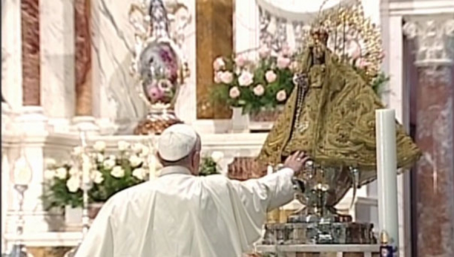 El Santo Padre reza ante la Virgen de la Caridad del Cobre y pide a la patrona de Cuba que re&uacute;na a su pueblo disperso por el mundo