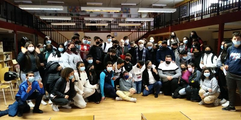 El arzobispo visita a los alumnos de un instituto de Orcasitas: «El futuro de Madrid está, entre otros, aquí»