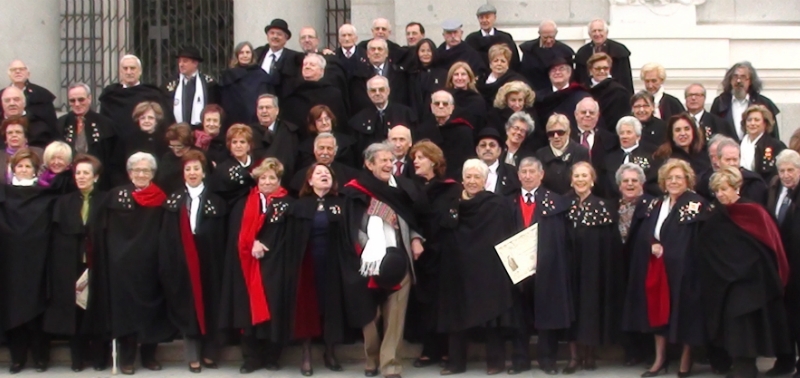 Los Amigos de la Capa asisten a la Sabatina en el altar de la Virgen de la Almudena de la catedral