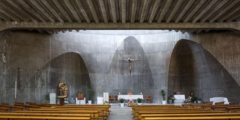 &Aacute;ngel L&oacute;pez Blanco administra el sacramento de la Confirmaci&oacute;n a adultos en Santa Ana y la Esperanza, de Moratalaz
