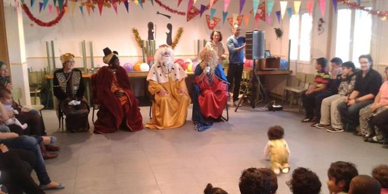 Los menores del residencial Jubileo de Cáritas Diocesana de Madrid reciben la visita de los Reyes Magos