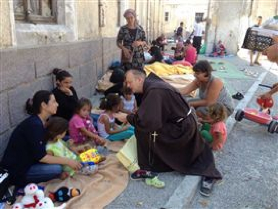 Un hermano franciscano entre los refugiados de las islas griegas de Rodas y Cos