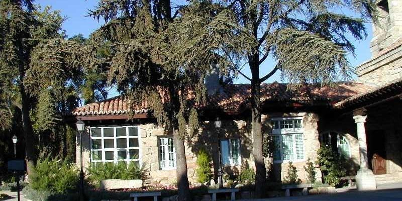 Monse&ntilde;or Mart&iacute;nez Camino administra el sacramento de la Confirmaci&oacute;n en Asunci&oacute;n de Nuestra Se&ntilde;ora de Torrelodones