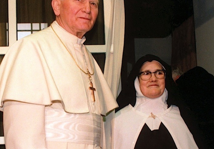 Francisco rinde homenaje a san Juan Pablo II, en el 12&ordm; aniversario de su muerte