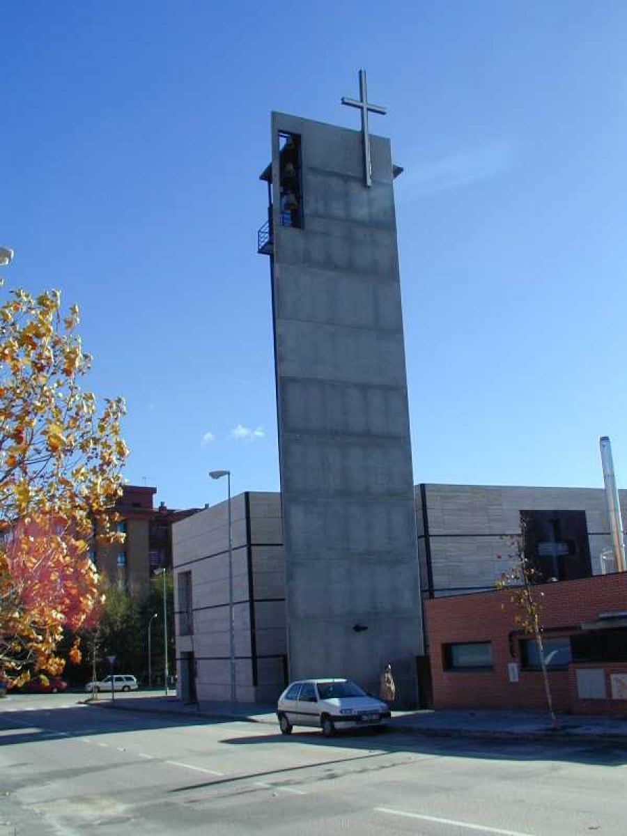 Monse&ntilde;or Mart&iacute;nez Camino preside en Santa Teresa de Colmenar Viejo la Eucarist&iacute;a en honor a la titular del templo