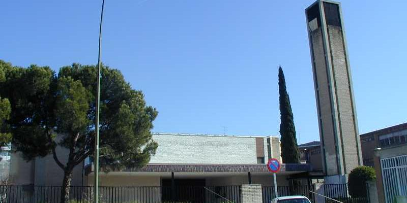 Monse&ntilde;or Mart&iacute;nez Camino administra los sacramentos de la iniciaci&oacute;n cristiana en Nuestra Se&ntilde;ora de la Merced de Moratalaz